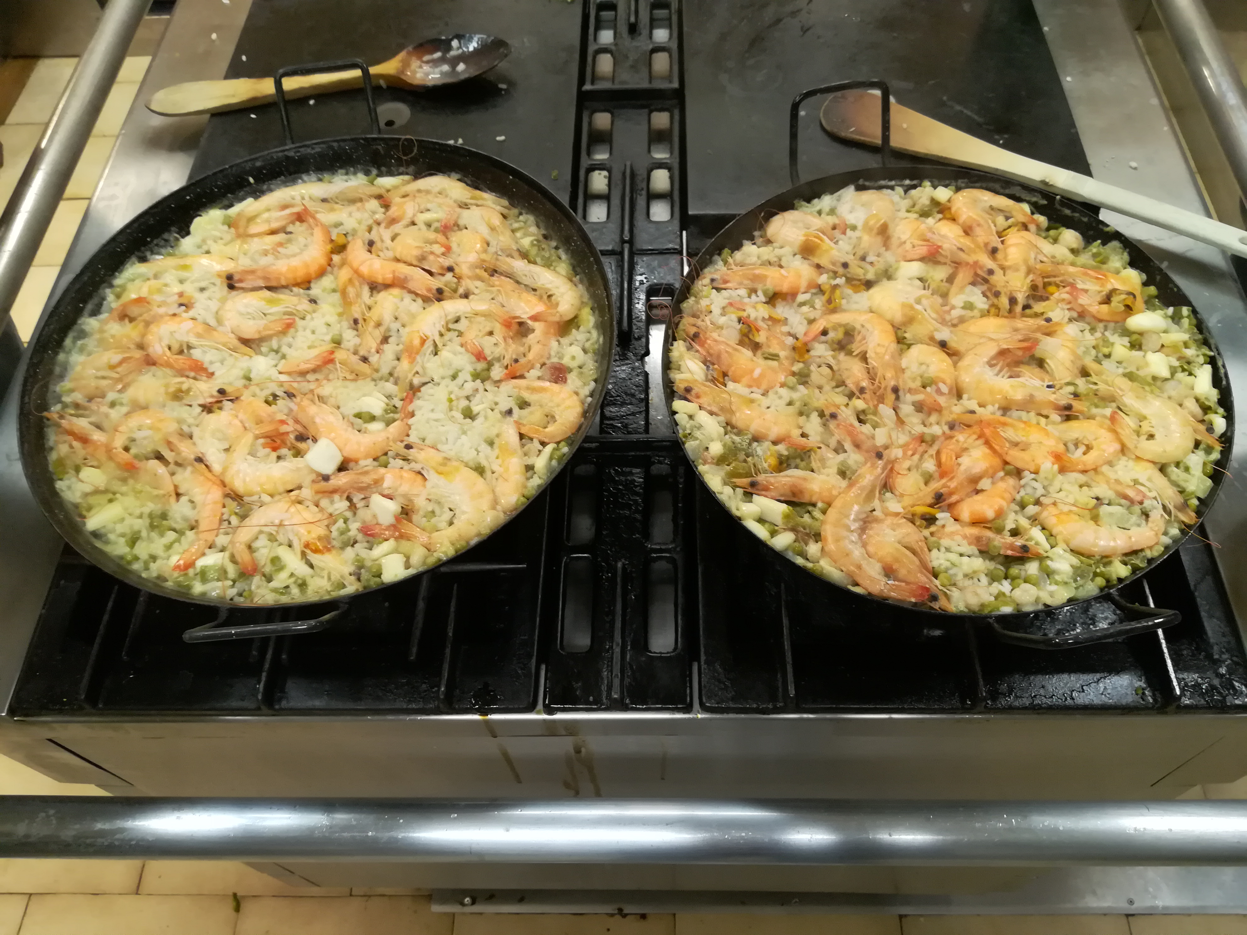 Paella de arroz y gambas