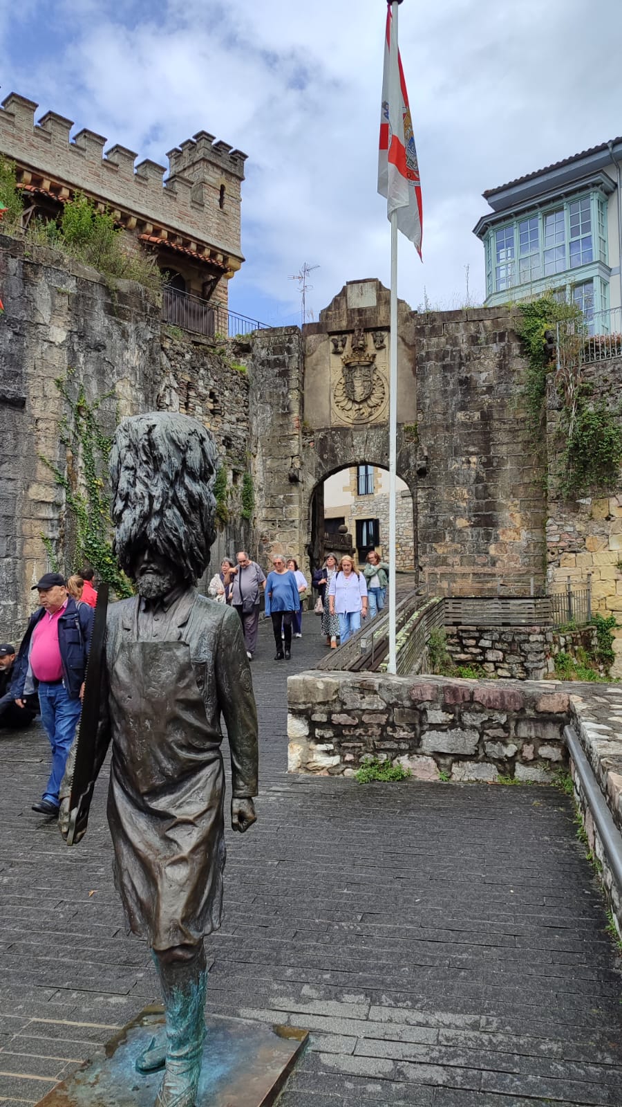 HONDARRIBIA SIEMPRE MERECE.